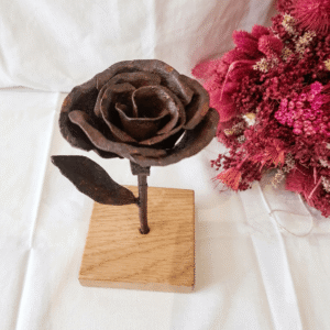 Rose et socle en bois